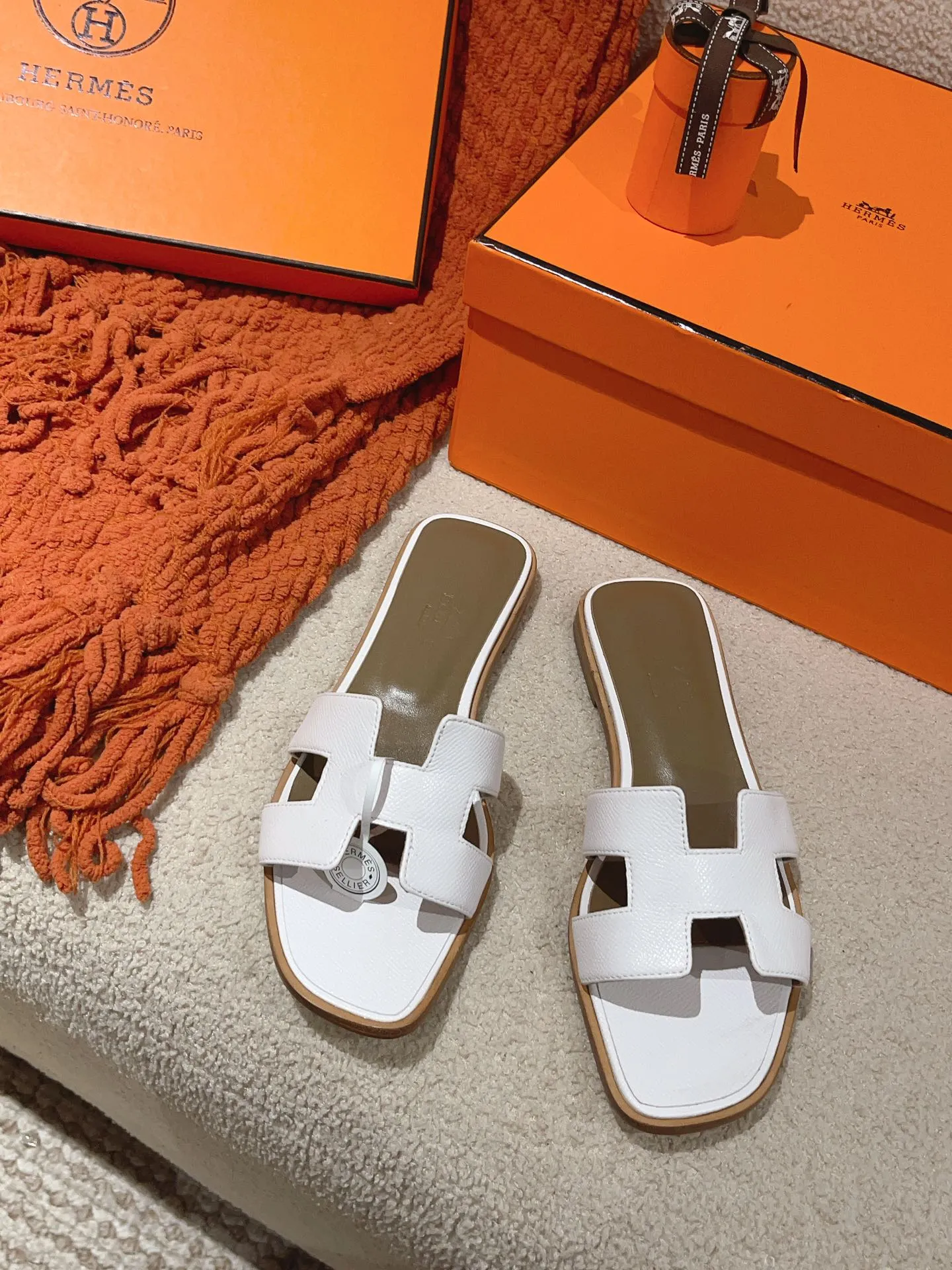 👟👟Ex-factory price 440👟👟 Hermes Hermes H slippers Oasis sandals series——————————Fashionable and versatile Super comfortable Every detail is made to the extreme Original swift calfskin Original 1:1 exclusive private mold upper/original leather outsole ▪️Packaging: Each pair of shoes comes with packaging ▪️SIZE: 35~42 (.40.41.42 customization is non-refundable and non-exchangeable)